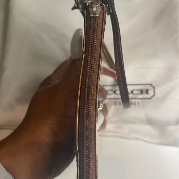 COACH SHINY BROWN WRISTLET. - Picture 4 of 8